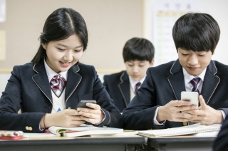 휴대폰만 만지작, 생각보다 심각한 스마트폰 중독